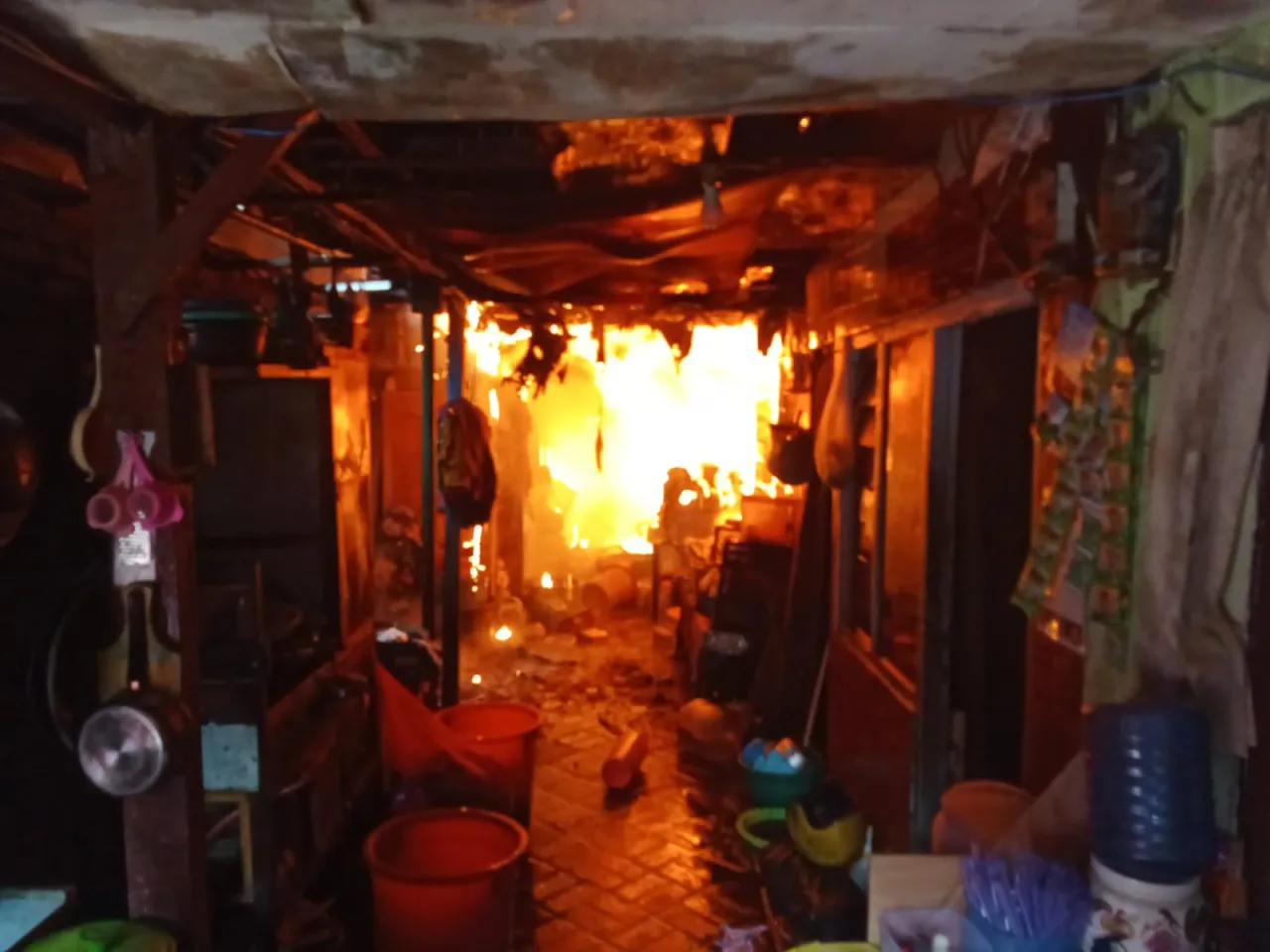 6 Rumah di Kampung Kemayoran Baru Surabaya Dilalap Api, Puluhan Warga Dievakuasi