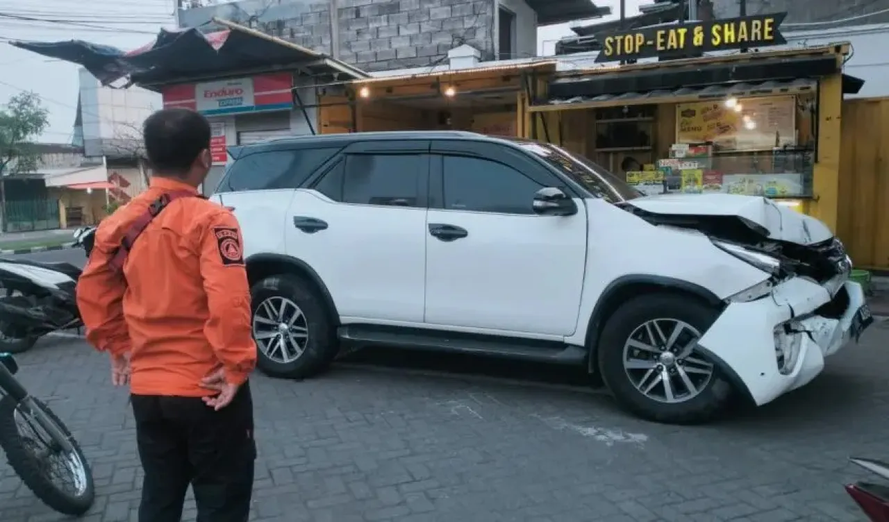 Fortuner Tabrak Tiang Listrik di Jalan Kutai Surabaya, Sopir Ngantuk atau Mabuk?