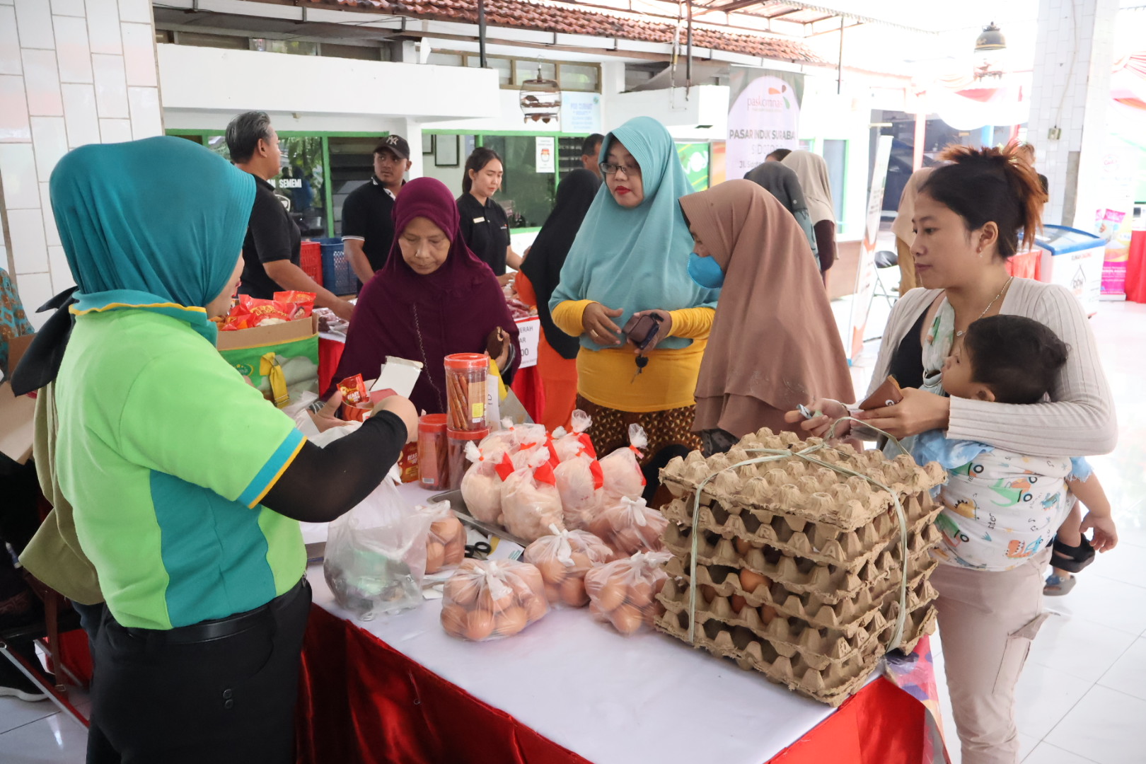 Pemkot Surabaya menggulirkan kembali program Gerakan Pangan Murah (GPM) yang digelar di Surabaya Barat, tepatnya di Pendopo Kelurahan Sememi, 