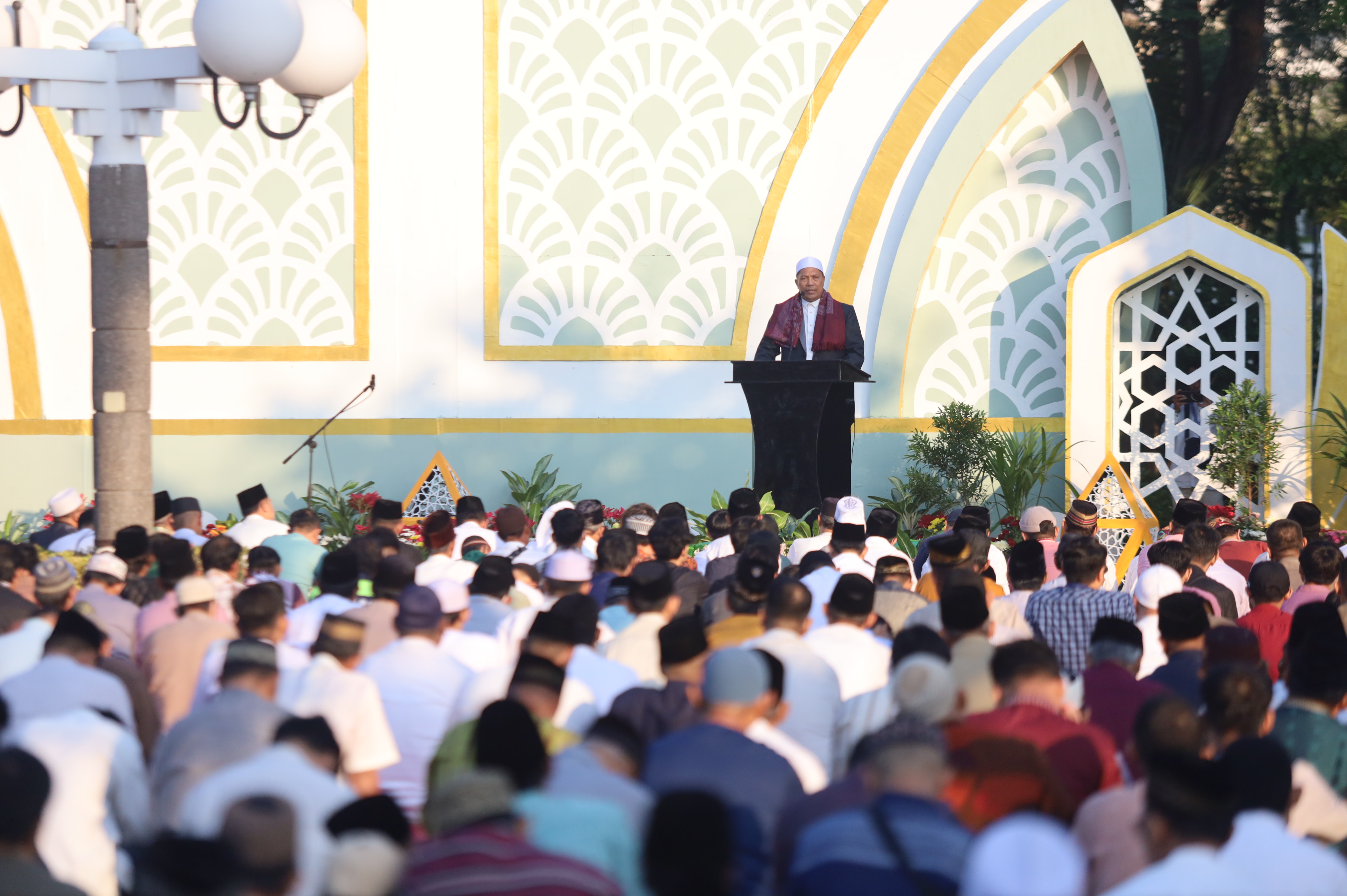 Salat Iduladha 1445 hijriah di halaman Balai Kota Surabaya, Senin (17/6/2024)