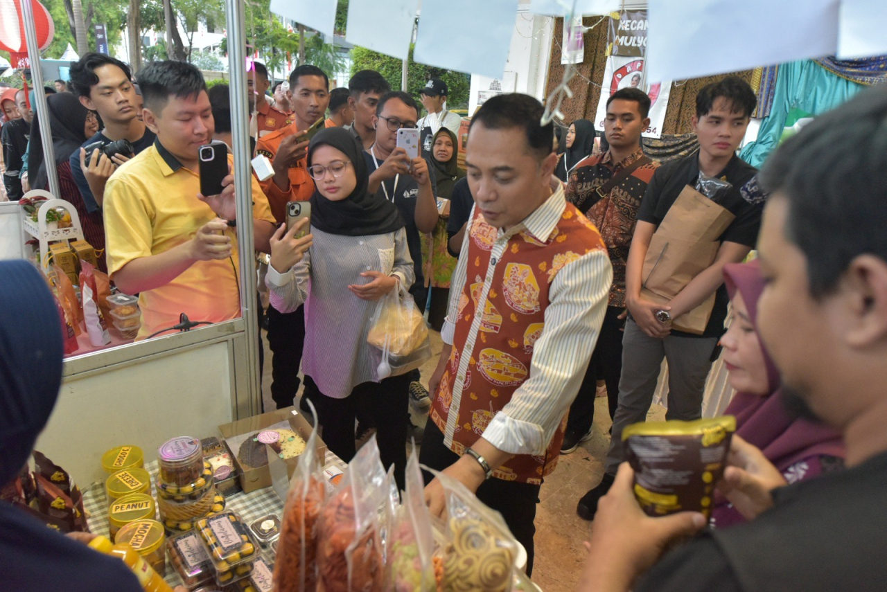 Wali Kota Surabaya Eri Cahyadi di Surabaya Halal Festival 2024
