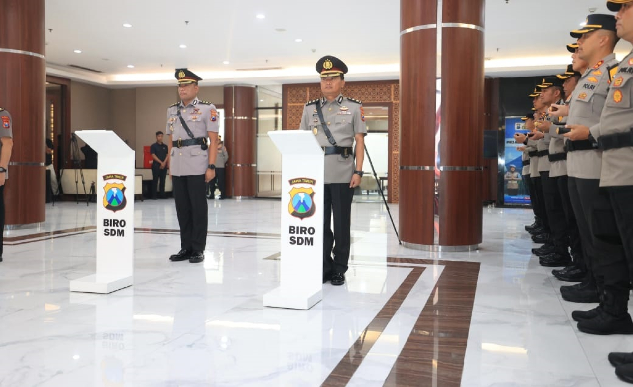 Direktur Intelkam Polda Jatim dan Kasubdit Penmas BidHumas Polda Jatim diserahkan terimakan