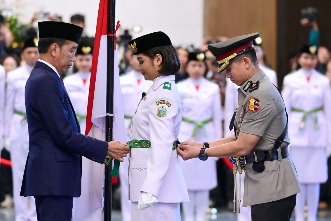 Presiden Jokowi mengukuhkan Paskibraka Tingkat Pusat Tahun 2024 kepada Violetha Agryka Sianturi mewakili rekan-rekannya, di Istana Garuda, Ibu Kota Nusantara (IKN), Selasa (13/8/2024). (Foto: BPMI Setpres/ Muhclis Jr)