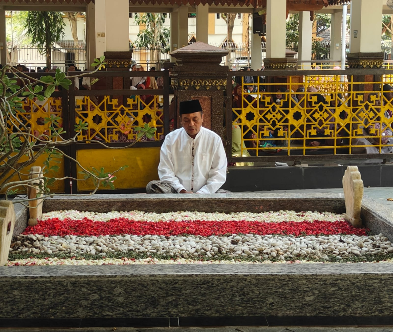 Tokoh muda NU, Firman Syah Ali berziarah ke makam Pahlawan Nasional KH Hasyim Asy'ari di Tebuireng Jombang.