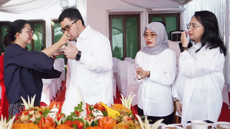 Diwarnai Suasana Haru, Mas Dhito Mantap Daftar Calon Bupati Kediri 2024