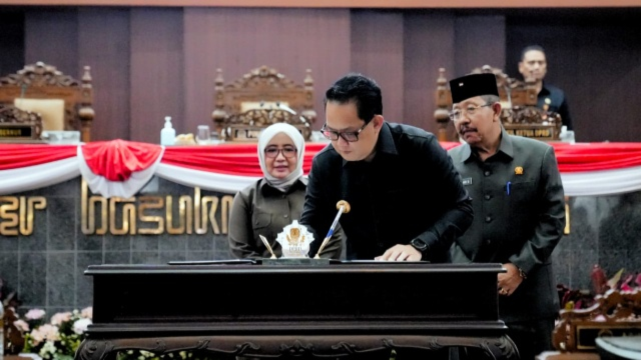 Pj. Gubernur Jatim, Adhy Karyono bersama wakil Ketua DPRD Jatim, Anik Maslachah, dan Istu Hari Subagio saat mengesahkan raperda KTR menjadi Perda. (Dok.humas Sekwan DPRD Jatim)