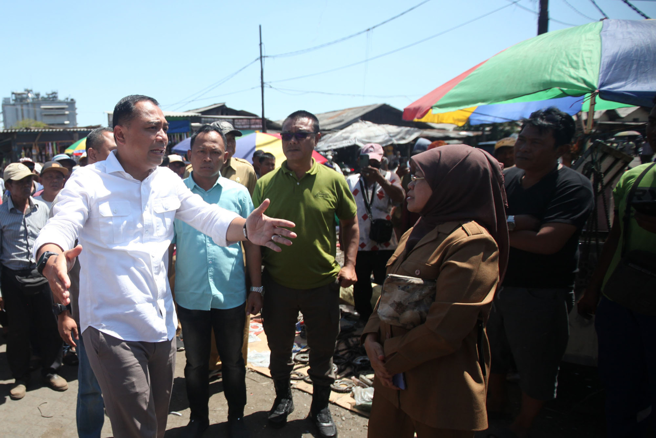 Wali Kota Surabaya Eri Cahyadi melalukan inspeksi mendadak (sidak) di Pasar Loak Dupak