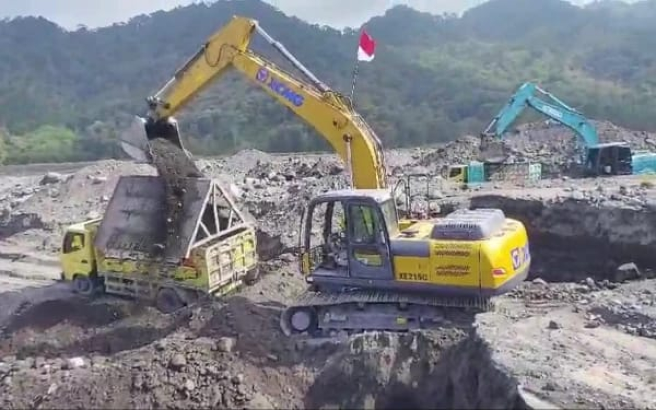 Aktivitas tambang di Candipuro, Lumajang