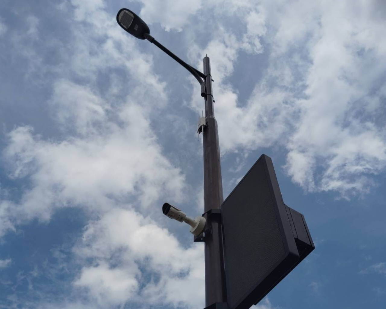 Kolaborasi PINS dan CHT INFINITY berupa tiang pintar yang dapat disematkan berbagai fitur seperti lampu PJU pintar, video surveillance, weather monitor, mobile network 4G/5G, wifi hotspot, digital signage, hingga EV charging station akan diimplementasikan