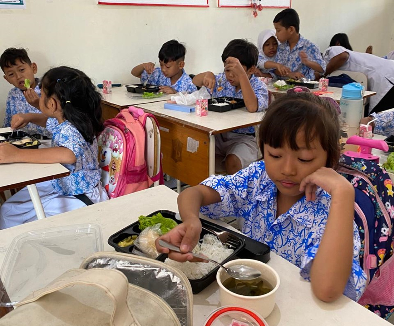 Uji coba makan gratis di SD Surabaya