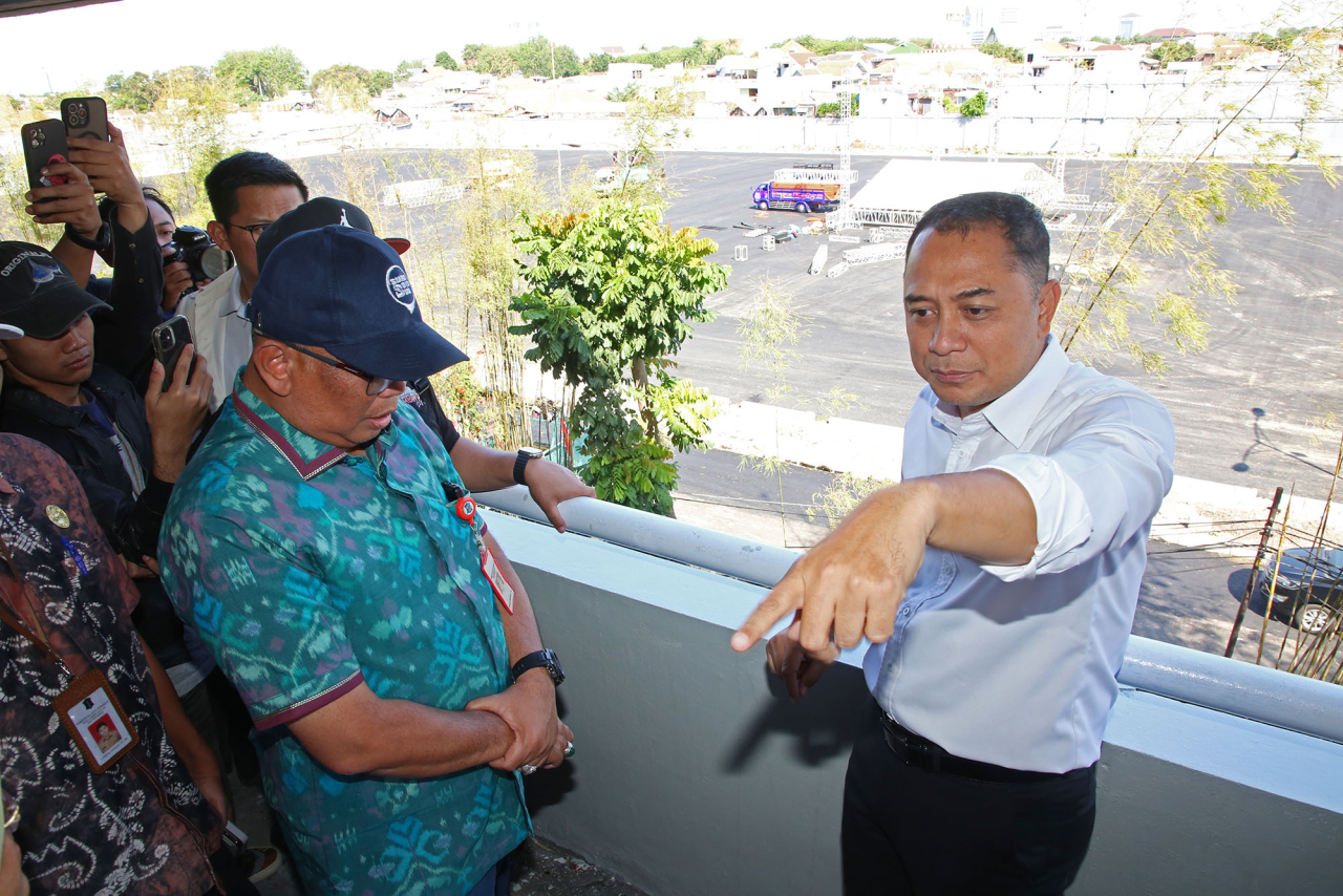 Wali Kota Surabaya Eri Cahyadi meninjau persiapan arena konser outdoor di eks lahan Taman Remaja Surabaya (TRS), Kamis (15/8/2024)