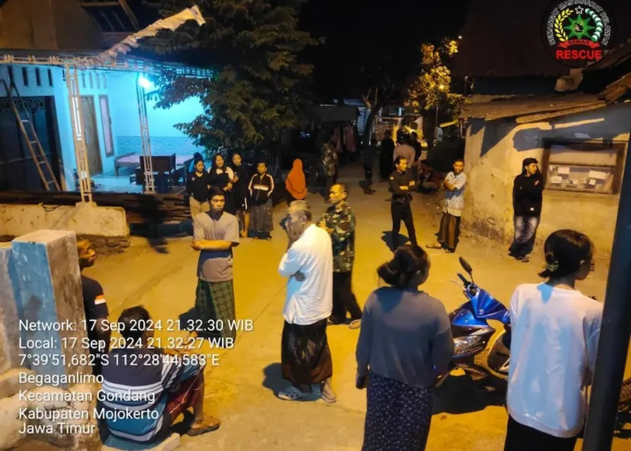 Suasana warga Dusun Begagan, Desa Begaganlimo, Kecamatan Gondang, Kabupaten Mojokerto menunggu tiga siswa yang ditemukan di Hutan Selokendit.(Foto: Istimewa)