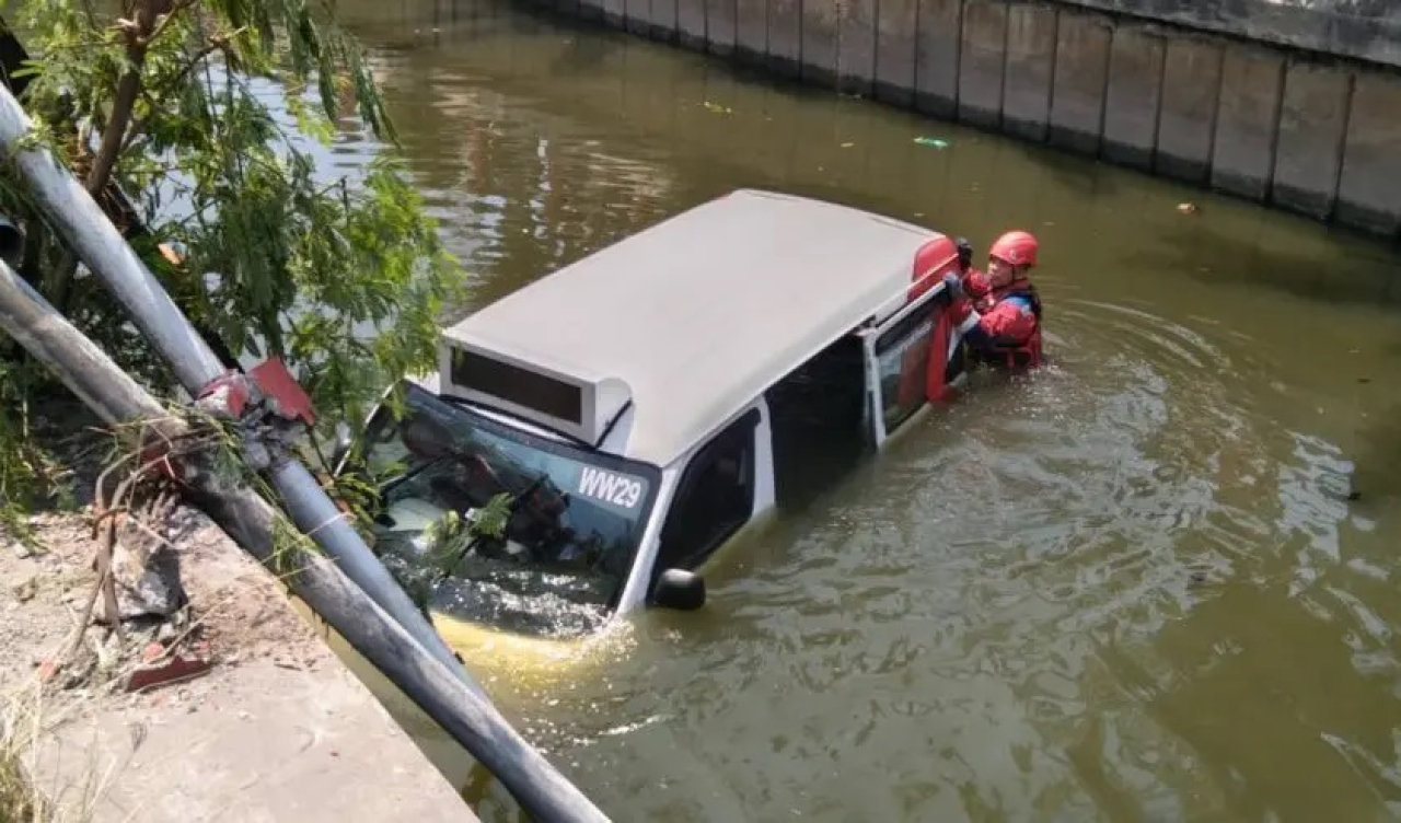 Mobil Wira Wiri Surabaya yang tercebur ke sungai Gunung Anyar Surabaya, Kamis (19/9/2024). (Foto: Command Center)