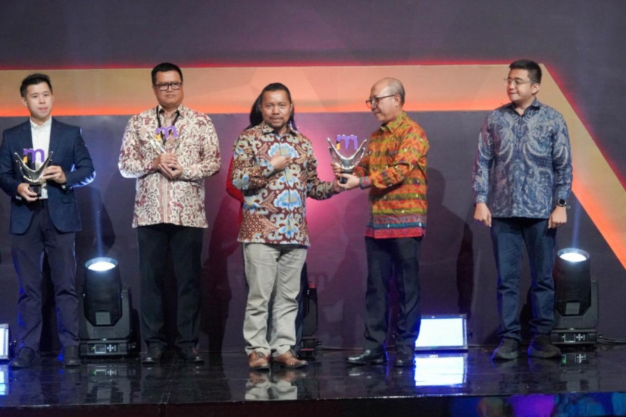 Direktur Mikro, Ritel, dan Menengah bank jatim R. Arief Wicaksono menerima penghargaan merdeka Awards 2024. (Dok bank Jatim)