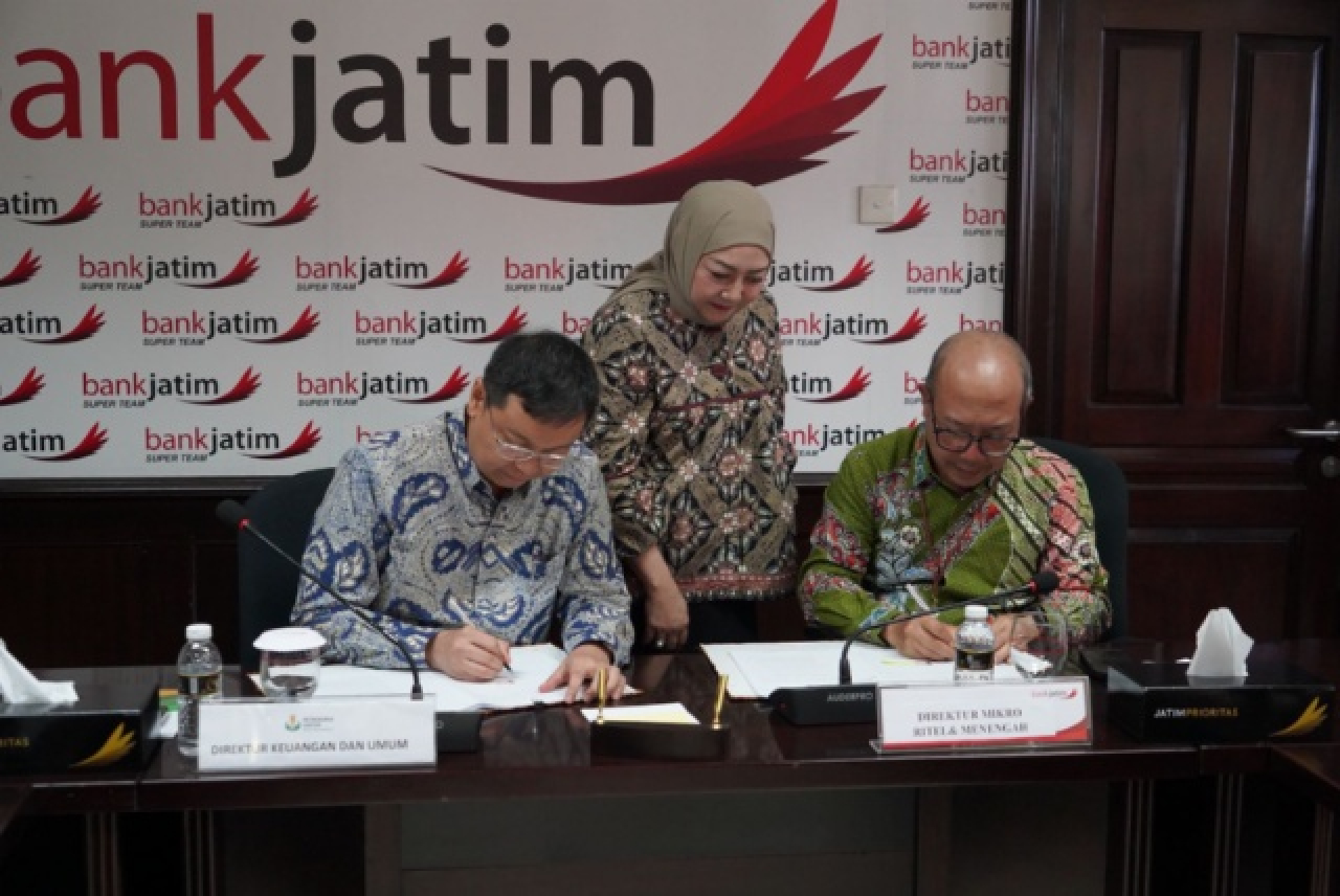 Bank Jatim Tekan Kerjasama bersama PT Petrokimia Gresik. Bertempat di Ruang Semeru bank jatim. (Dok. Bank Jatim)