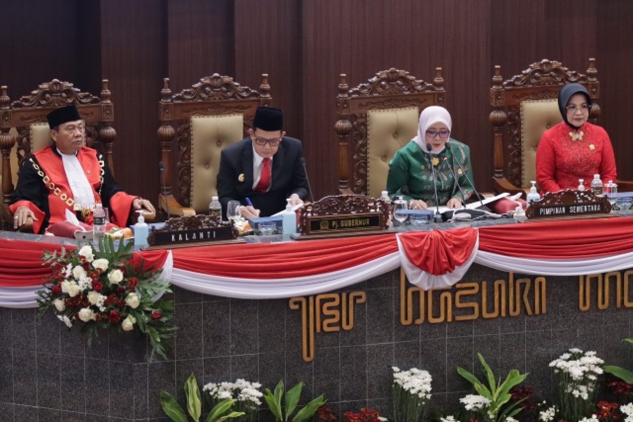 Ketua DPRD Jatim Sementara, Anik Maslachah dan Wakil Ketua DPRD Sementara, Wara Sundary Renny Pramana saat mimpin sidang perdana DPRD Jatim terpilih 2024 -2029. (Dok Sekwan DPRD Jatim).