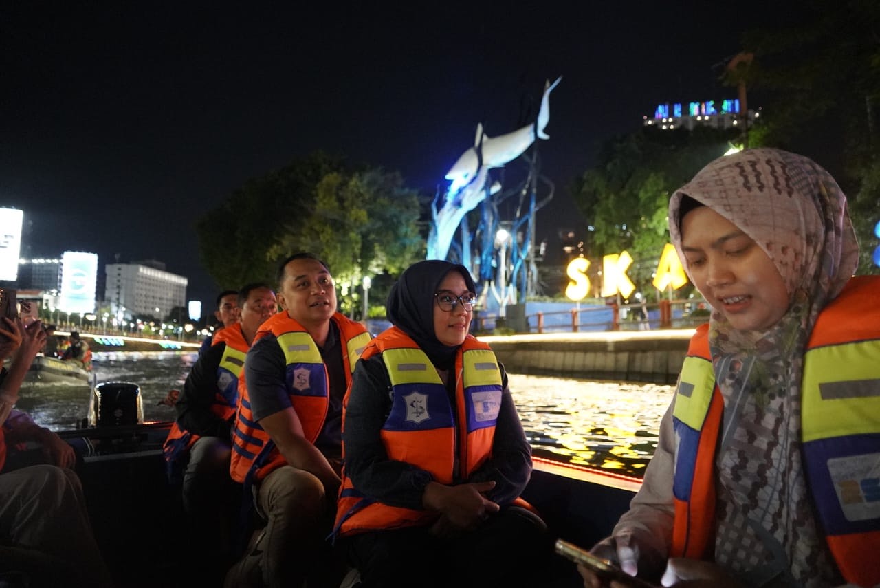 Wisata Perahu Air Susur Sungai Kalimas Surabaya