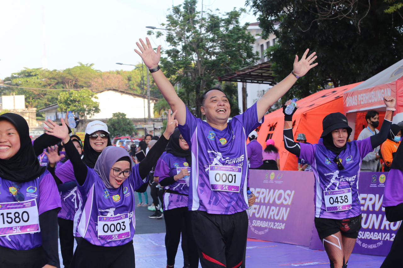 Eri Cahyadi dan istrinya ramaikan Perwosi Fun Run Surabaya 2024