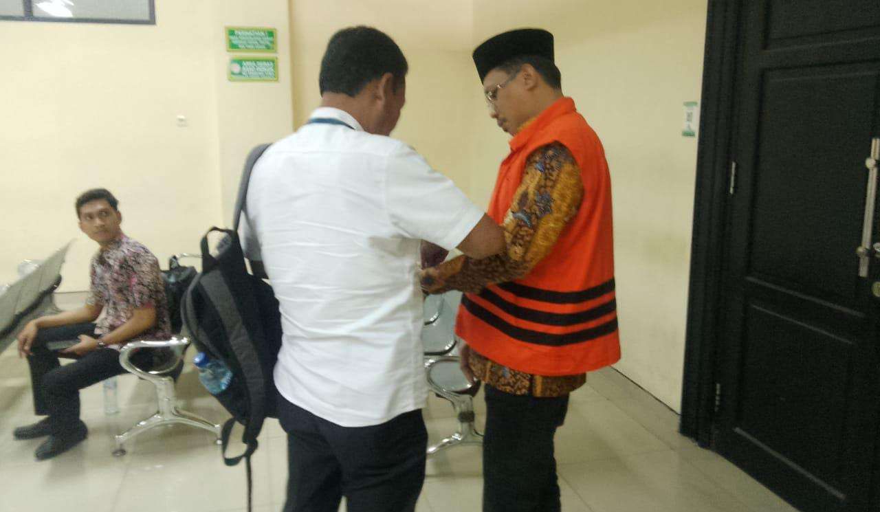 Bupati Sidoarjo nonaktif Ahmad Muhdlor jalani sidang perdana di pengadilan tindak pidana korupsi (foto : Januar/RRI)