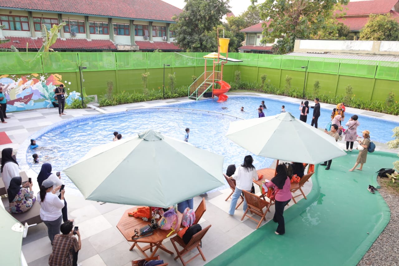 Kolam renang Jambangan resmi dibuka