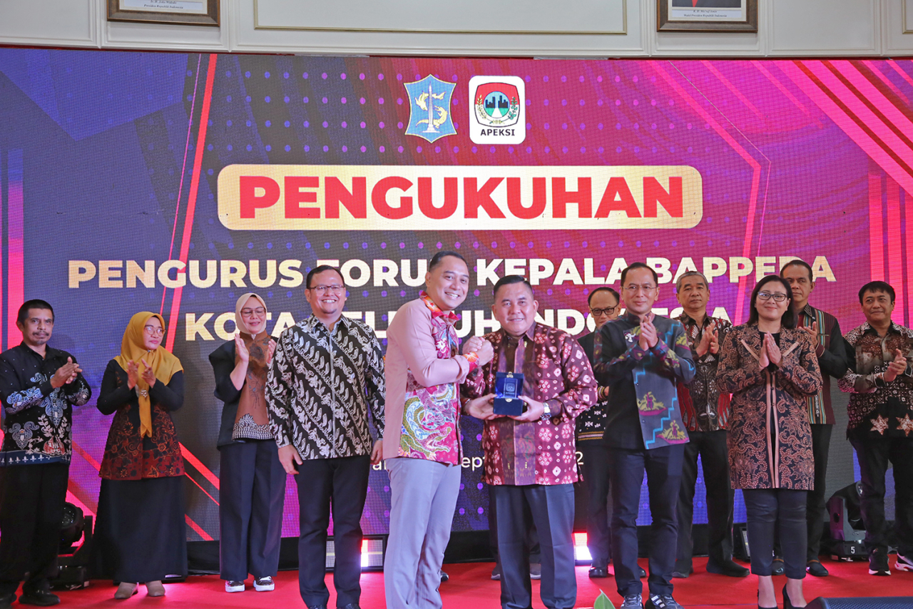 Ketua Dewan Pengurus APEKSI Eri Cahyadi mengukuhkan Pengurus Forum Kepala Bappeda Kota seluruh Indonesia (Bakti) periode 2024-2026, di lantai 2 Balai Kota, Sabtu, (7/9/2024).