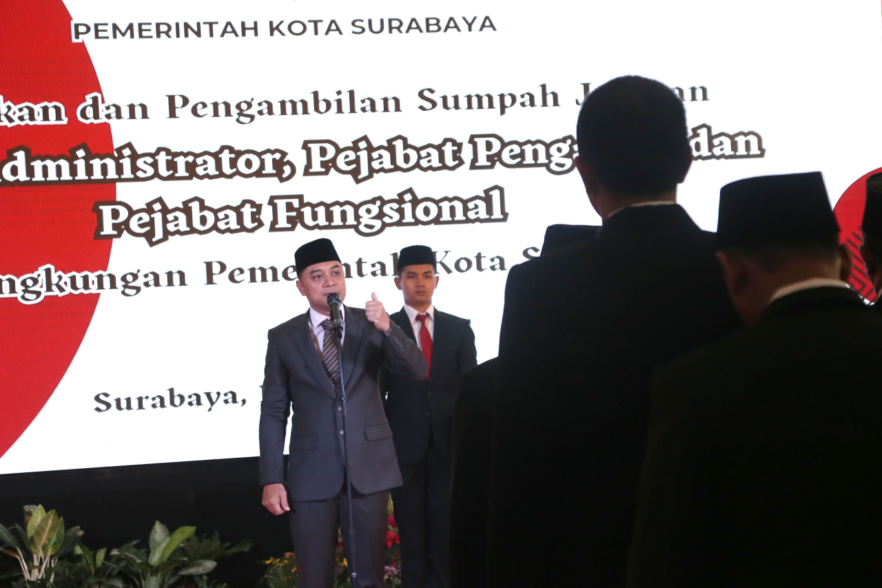 Wali Kota Eri Cahyadi melantik 63 Aparatur Sipil Negara (ASN), mulai dari Jabatan Administrator, Pengawas, dan Fungsional di lingkungan Pemkot Surabaya.