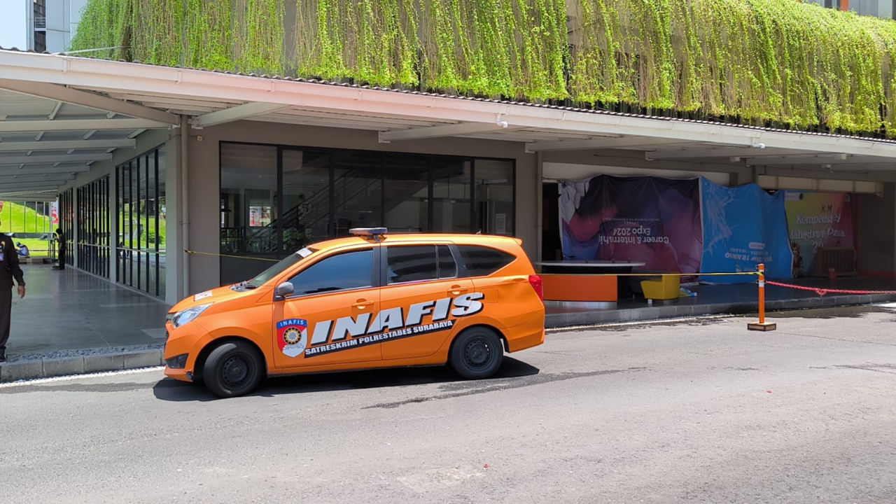 Tim Inafis Polrestabes Surabaya menangani kejadian bunuh diri di kampus UC Surabaya