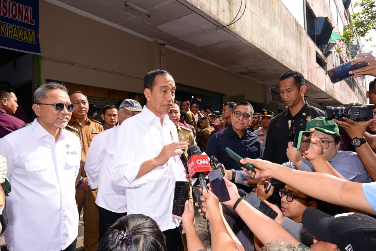 Presiden Jokowi menyampaikan keterangan pers usai peninjauan Delimas Pasar Raya di Lubuk Pakam, Kabupaten Deli Serdang, Provinsi Sumatra Utara, Selasa (10/09/2024). (Foto: BPMI Setpres/ Muchlis Jr)