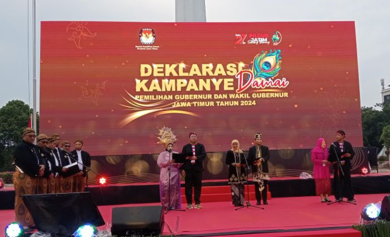 Ketua KPU Jatim, Aang Kunaifi bersama anggota KPU jatim lainnya saat deklarasi kampanye damai di tugu pahlawan surabaya. (Foto: Kominfo)