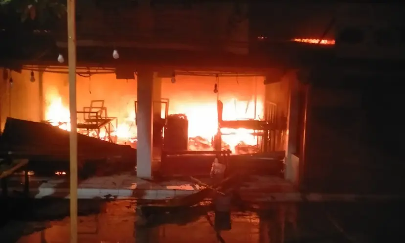 Warung Jus dan Pangsit di Lidah Wetan Surabaya Ludes Dilalap Api