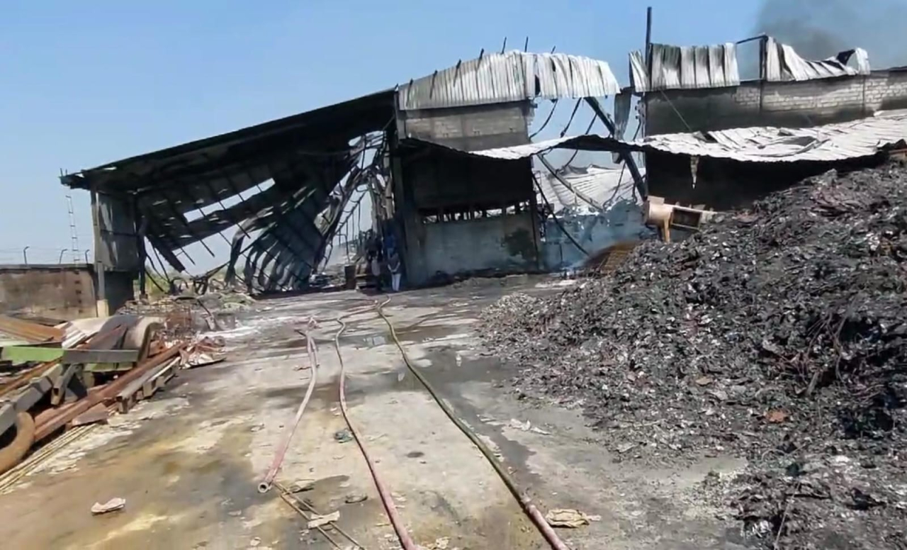 Kebakaran pabrik plastik di Gresik