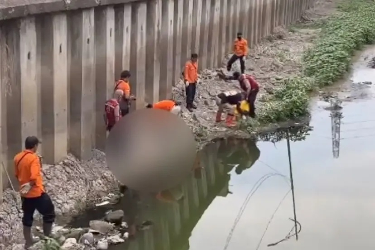 Petugas mengevakuasi dua kerangka manusia di sungai dekat rumah pompa Wonorejo, Surabaya, Rabu (25/9/2029) sore.(Foto: Istimewa)