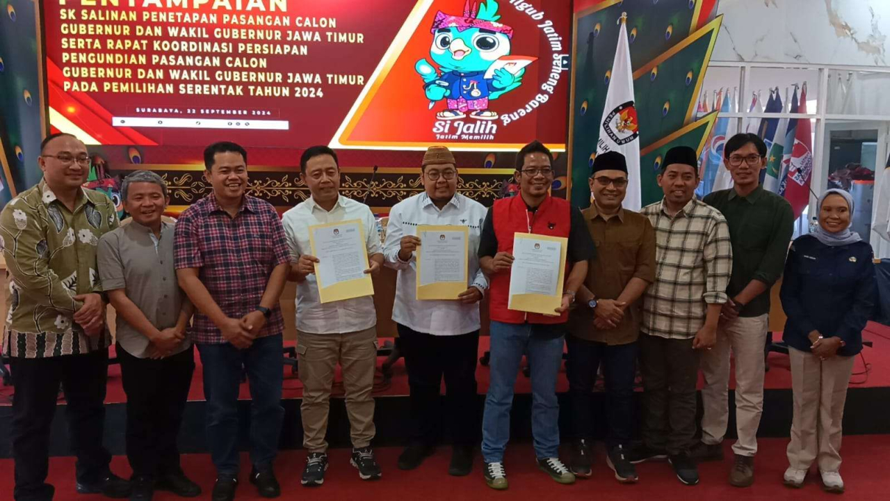 Komisioner KPU Jatim serahkan berkas penetapan kepada masing masing perwakilan tim pasangan calon (Foto: RRI)