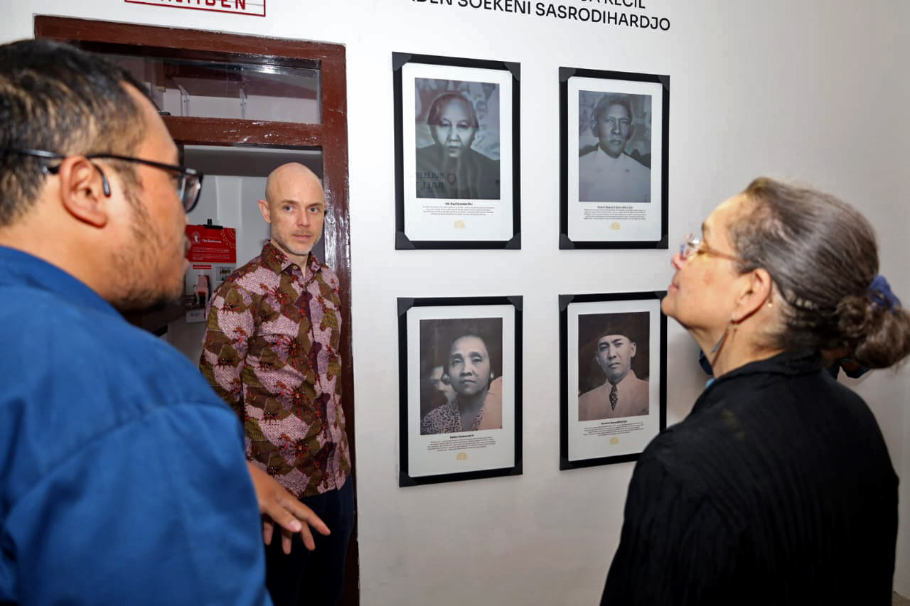 Duta Besar (Dubes) Amerika Serikat untuk Indonesia, Kamala Shirin Lakhdhir di museum Rumah Lahir Bung Karno dan H.O.S Tjokroaminoto
