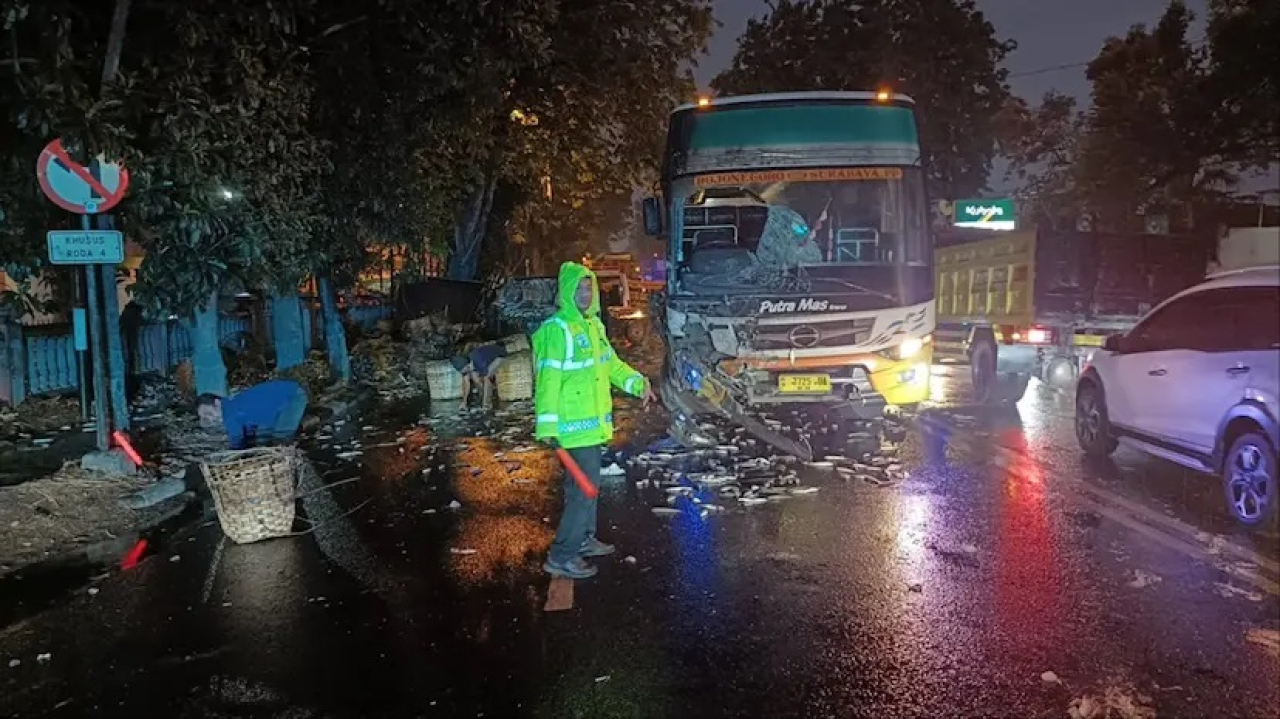 Kondisi mobil pick up L300 dan Bus Putra Mas usai tabrakan di jalur Babat-Lamongan, Senin (23/9/2024) dinihari. (Foto: Istimewa)