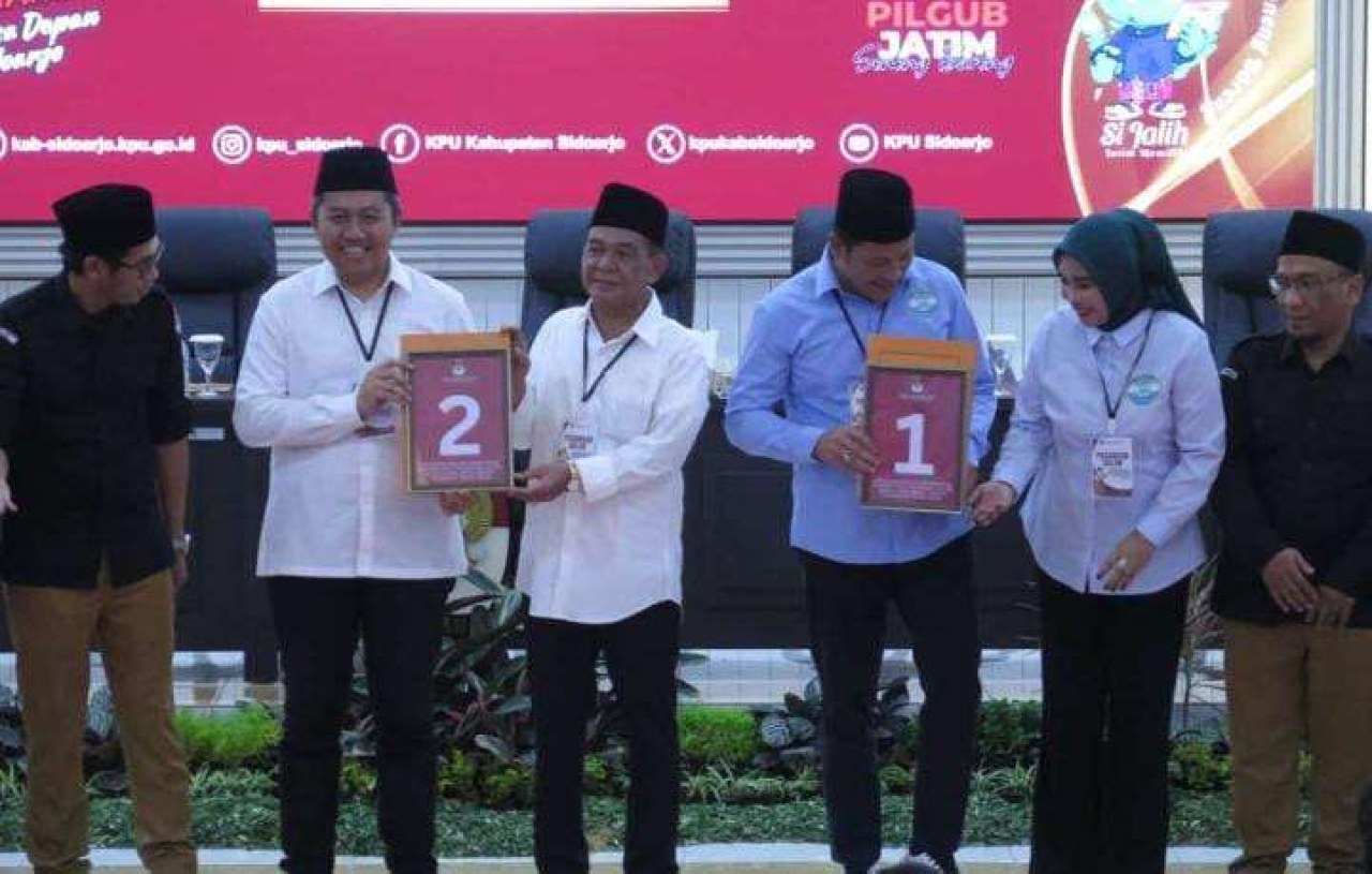 Subandi-mimik dengan nomor urut 1 dan Mas Iin-Edi memperoleh nomor urut 2 Pilkada Sidoarjo. 2024 (foto : Januar/RRI)