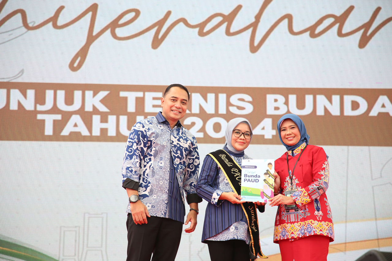 Wali KOta Eri Cahyadi bersama Bunda PAUD Surabaya