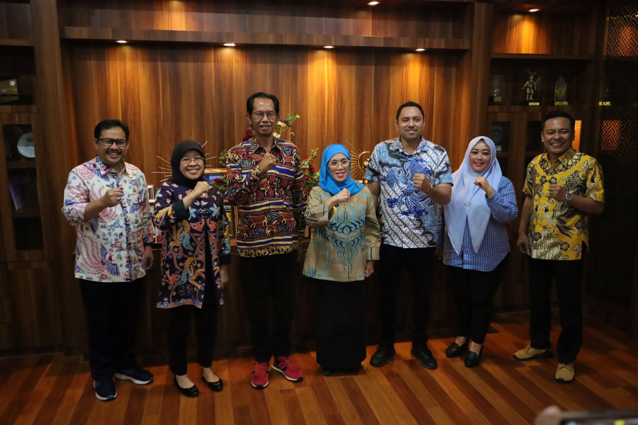 PJs Wali Kota Surabaya Restu Novi Widiani bersama Adi Sutarwijono dan jajaran anggota DPRD Surabaya
