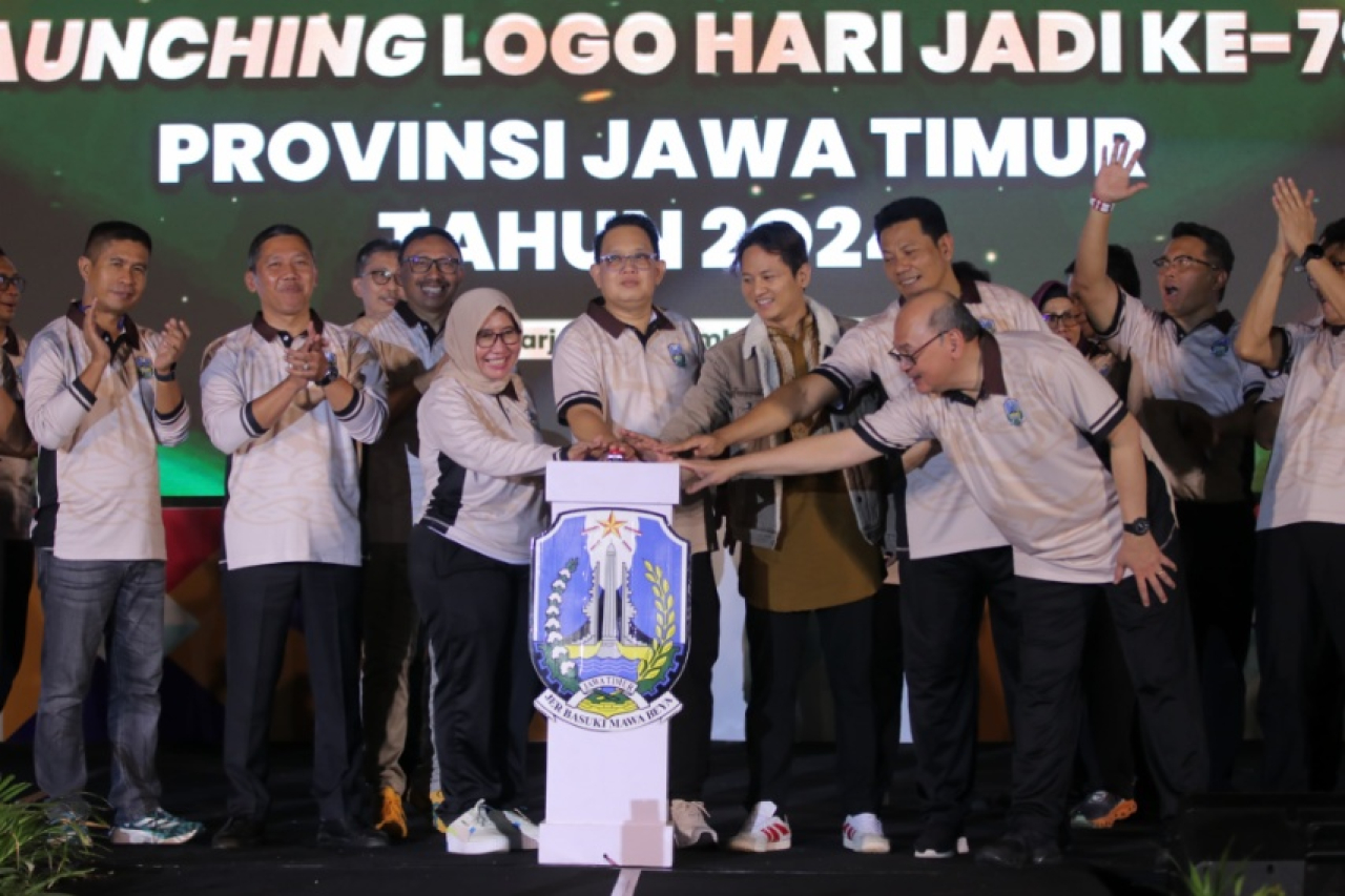 Pj. Gubernur Jatim, Adhy Karyono melaunching logo dan kick off rangkaian hari Jadi Provinsi Jatim ke 79 di stadion Jenggolo Sidoarjo. (Kominfo Jatim)