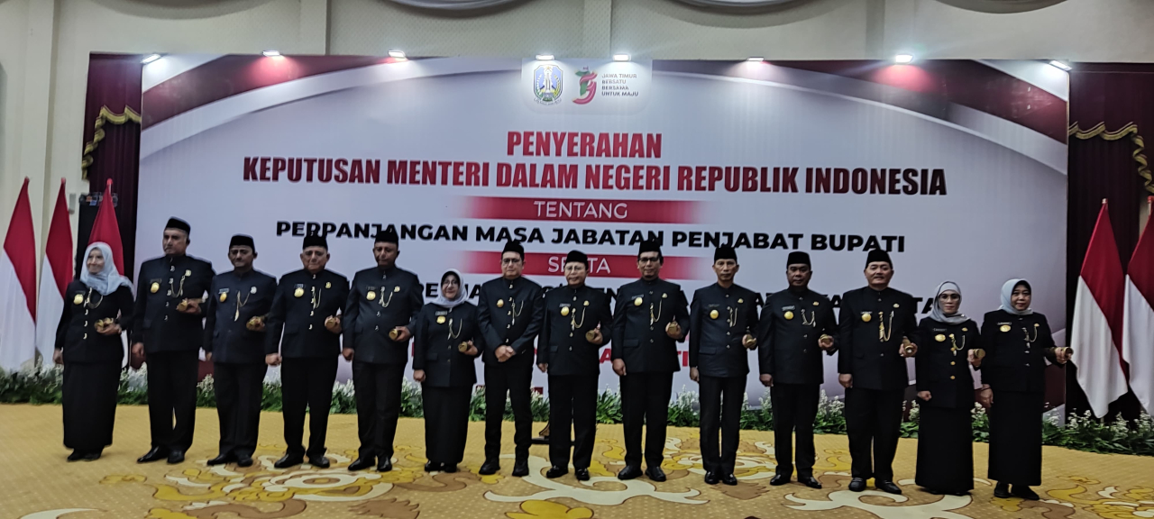 Pj. Gubernur Jatim, Adhy Karyono serahkan delapan SK Perpanjangan Masa Jabatan delapan Bupati dan Kukuhkan 13 Pjs. Bupati/Walikota, di Gedung Negara Grahadi, Surabaya, Selasa (24/9/2024). Foto : Rafly/ JNR