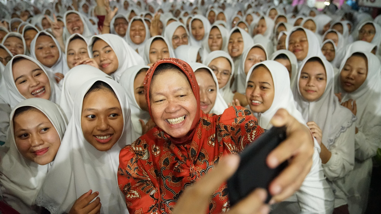 Tri Rismaharani saat mengunjungi Pondok Pesantren Darul Ulum Rejoso Peterongan, Jombang