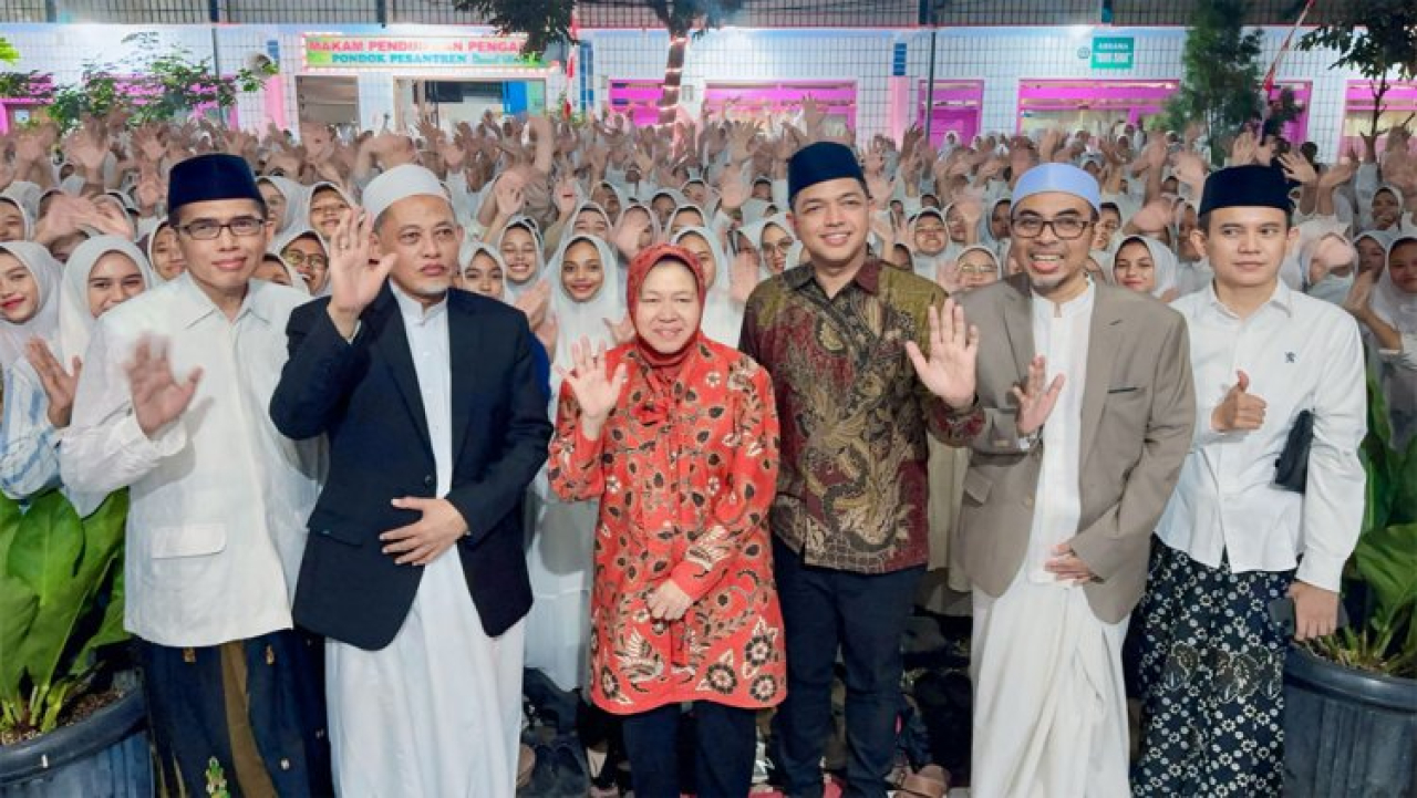 Tri Rismaharini mengunjungi Zarul Azhar Asumta (Gus Hans) di lingkungan Pondok Pesantren Queen Al-Azhar Darul Ulum, Peterongan, Jombang, Rabu (4/9/2024) malam. (PDIP Jatim)