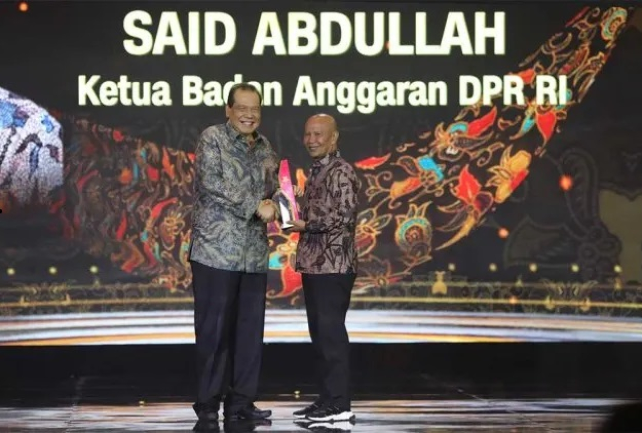 Ketua DPPP PDIP yang juga Ketua Banggar DPR RI Said Abdullah saat menerima penghargaan