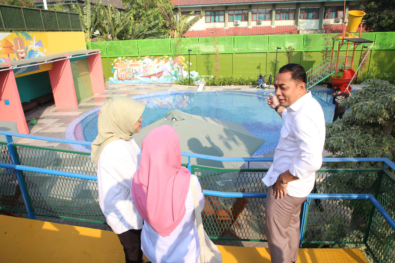 Eri Cahyadi meninjau kolam renang Jambangan