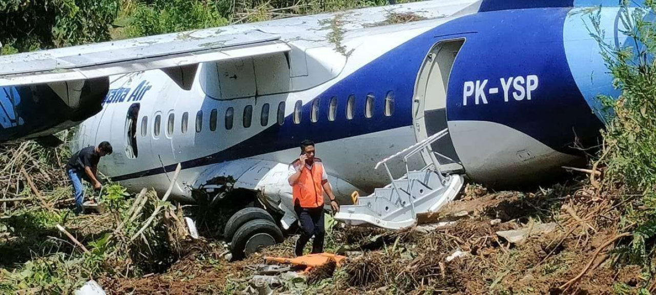 Kondisi pesawat Trigana Air yang tergelincir di Bandara Udara Stefanus Rumbewas-Kamanap, Kabupaten Kepulauan Yapen, Papua, Senin (9/9/2024) pagi (Foto: Istimewa)