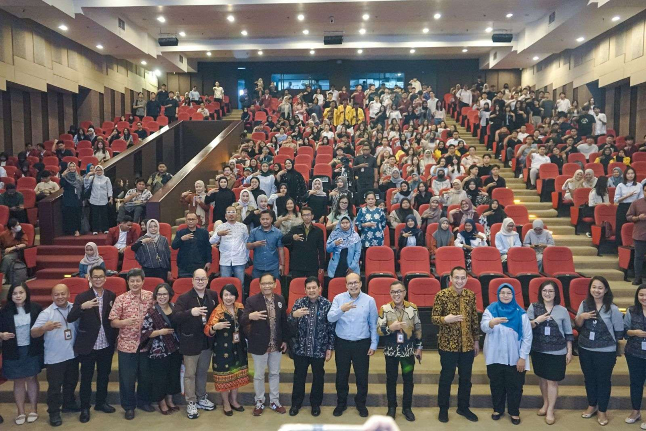 Prof. Denny Bernardus selaku Executive Board Universitas Ciputra didampingi Prof. Ali Ghufron selaku Direktur Utama BPJS Kesehatan melakukan prosesi foto bersama dengan civitas akademika Universitas Ciputra Surabaya dan peserta WMK UC 2024 dalam peluncura