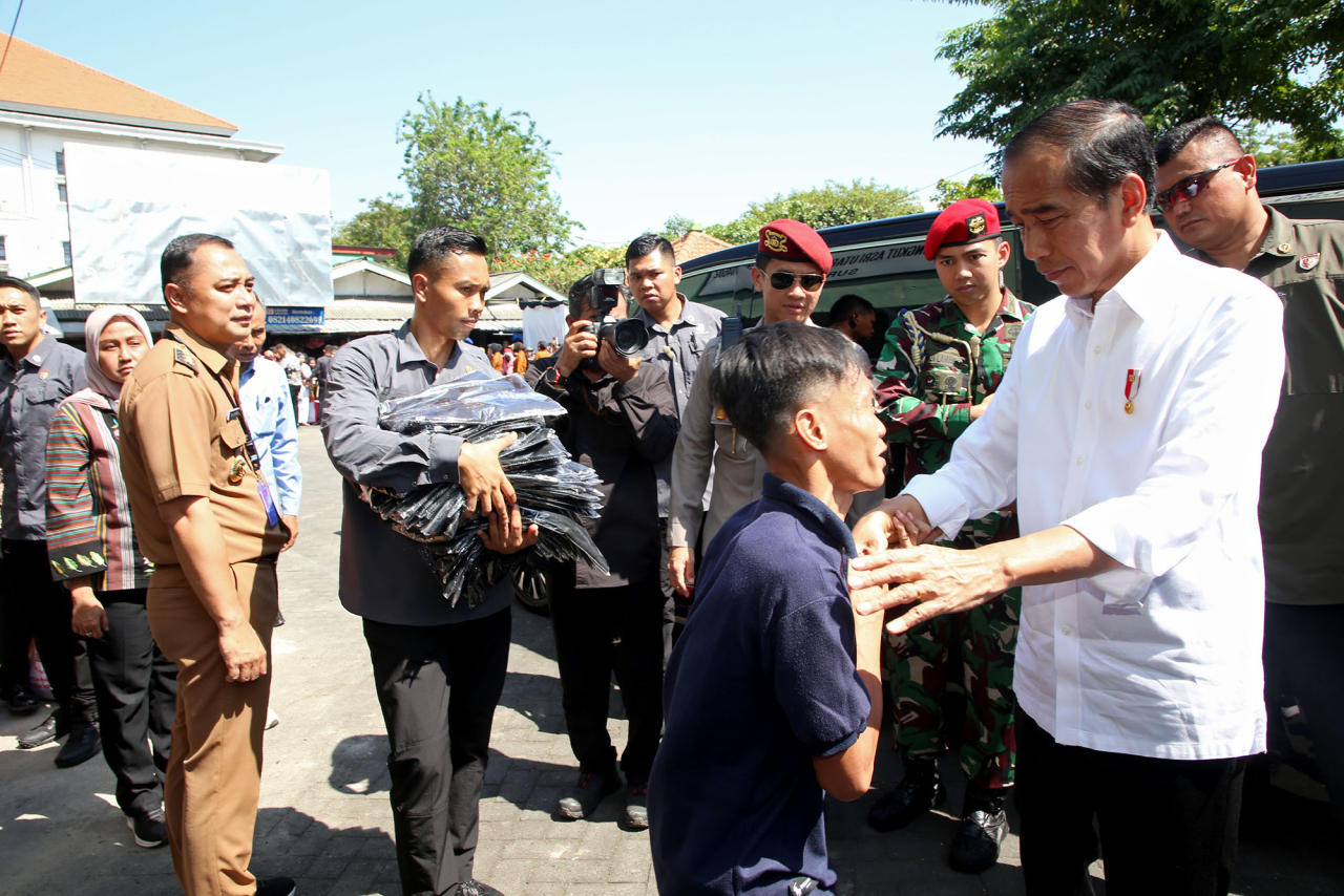 Wali Kota Surabaya Eri Cahyadi mendampingi Presiden Jokowi