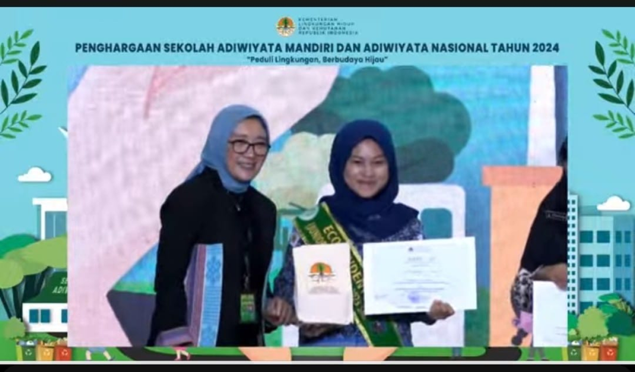 Penghargaan Adiwiyata Nasional dan Adiwiyata Mandiri yang diterima Surabaya