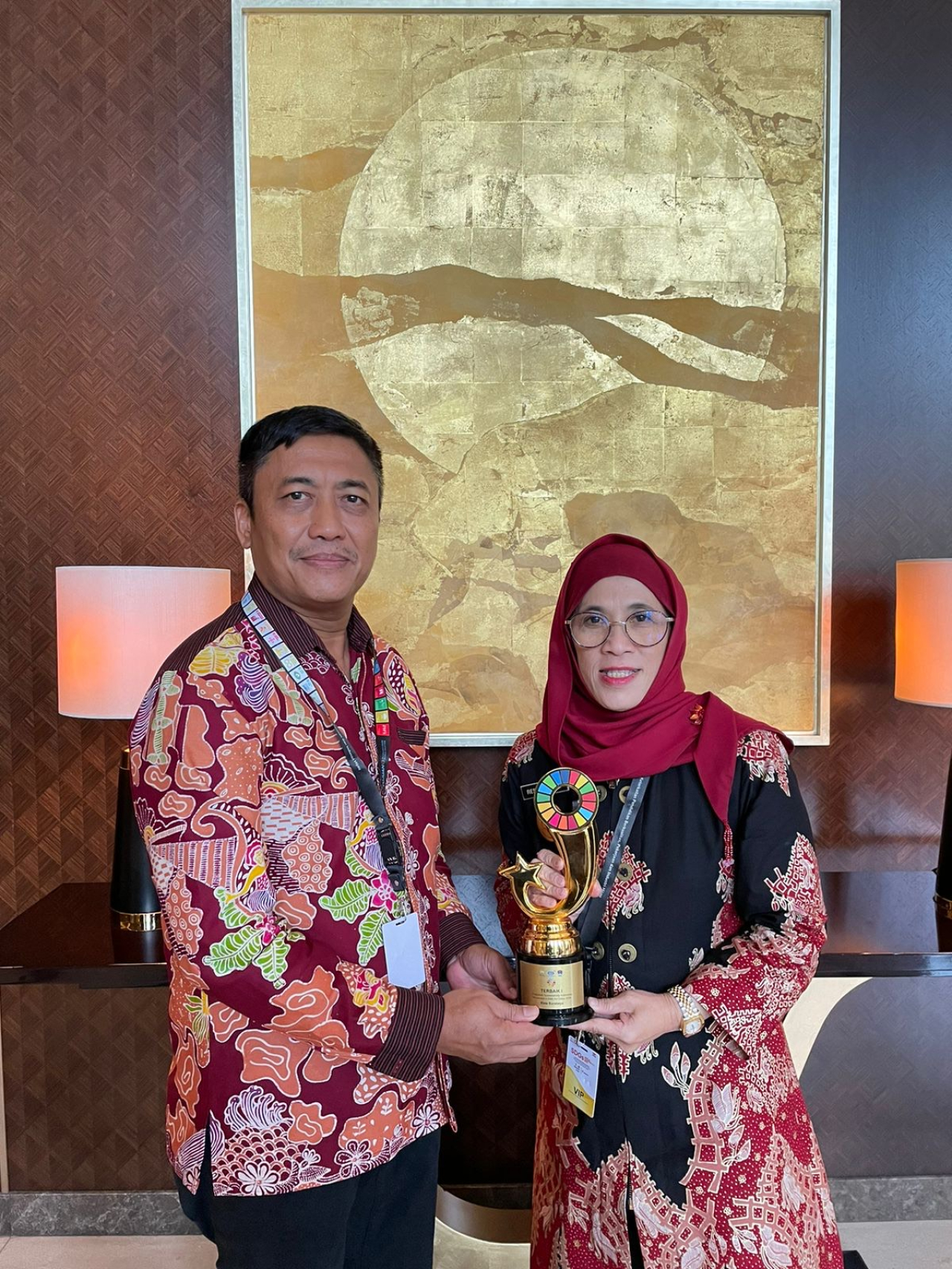 PJs Wali Kota Surabaya Restu Novi Widiani (kanan)