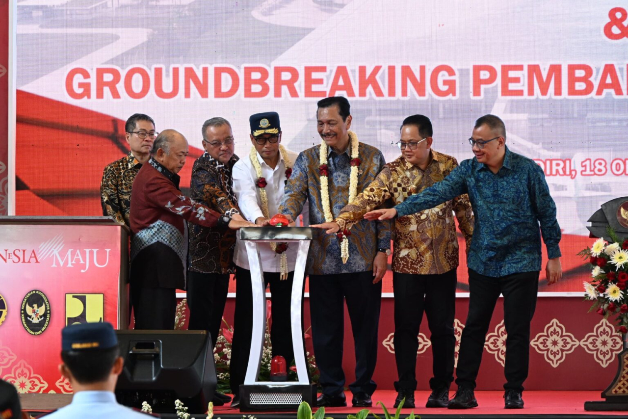 Menteri Koordinator Bidang Kemaritiman dan Investasi (Menko Marves) Luhut Binsar Pandjaitan didampingi Menteri Perhubungan (Menhub) Budi Karya Sumadi meresmikan Bandara Dhoho di Kabupaten Kediri, Jawa Timur, Jumat (18/10/2024). (Foto: dephub.go.id)